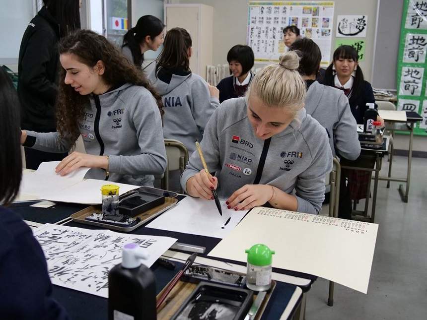 FOTO / Imagini senzaţionale din Japonia! Handbalistele din naționala României au luat lecții de caligrafie și au învățat ceremonia ceaiului