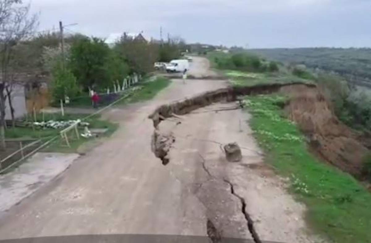 Îi înghite pământul! Imagine dramatice într-o comună din Constanţa. FOTO