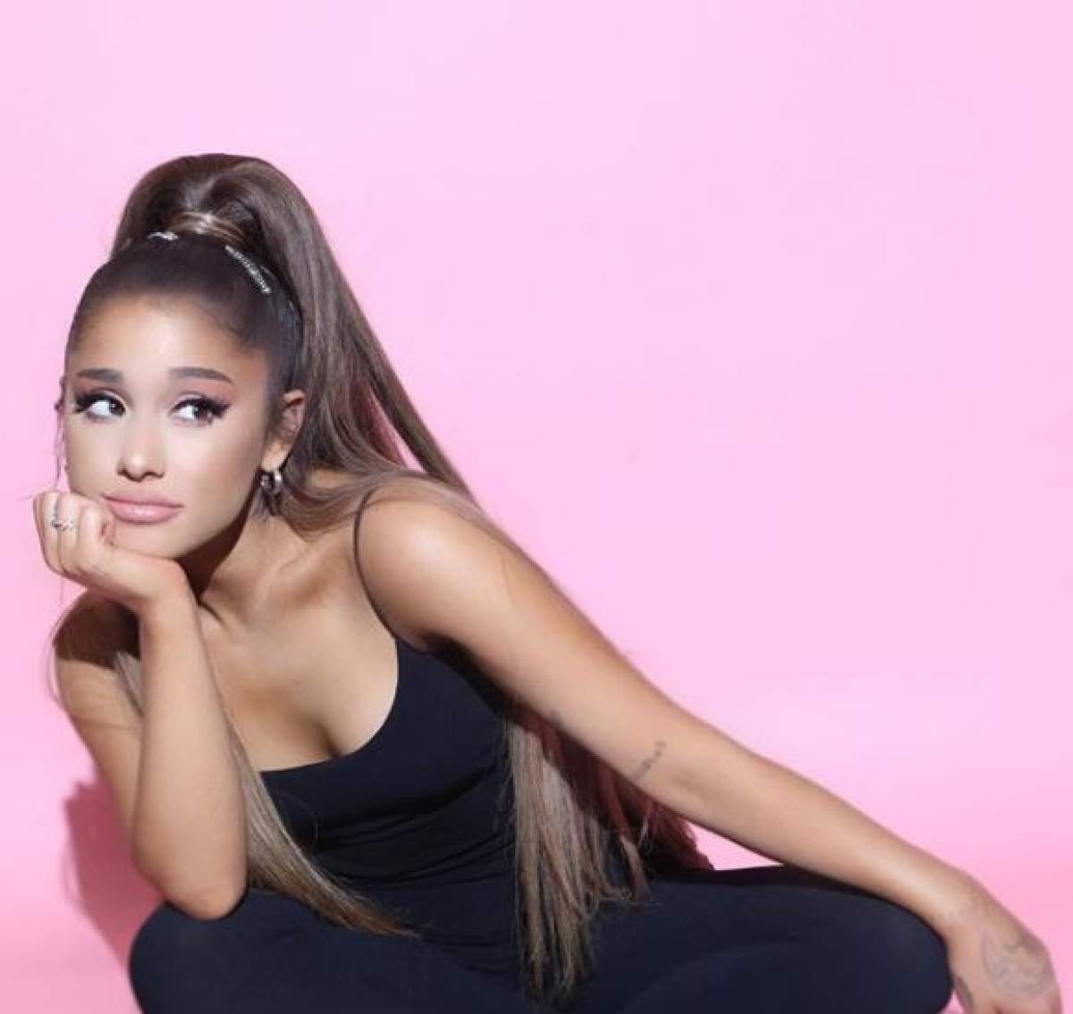 VIDEO / Ariana Grande s-a făcut de ruşine în faţa fanilor! Artista a căzut de pe scenă în timpul concertului