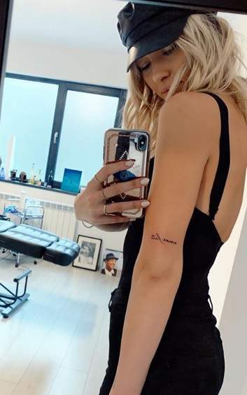 Alina Eremia a făcut o vizită la salonul de tatuaje. Blondina a ales un loc neobișnuit pentru noul desen. "Mi-am pictat pielea din nou"