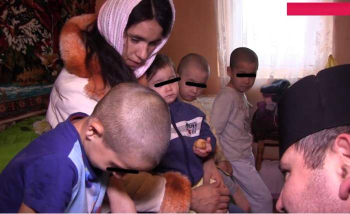 Drama fără margini a şase copii rămaşi sub cerul liber împreună cu mama lor. Tatăl le-a murit în urmă cu trei săptămâni