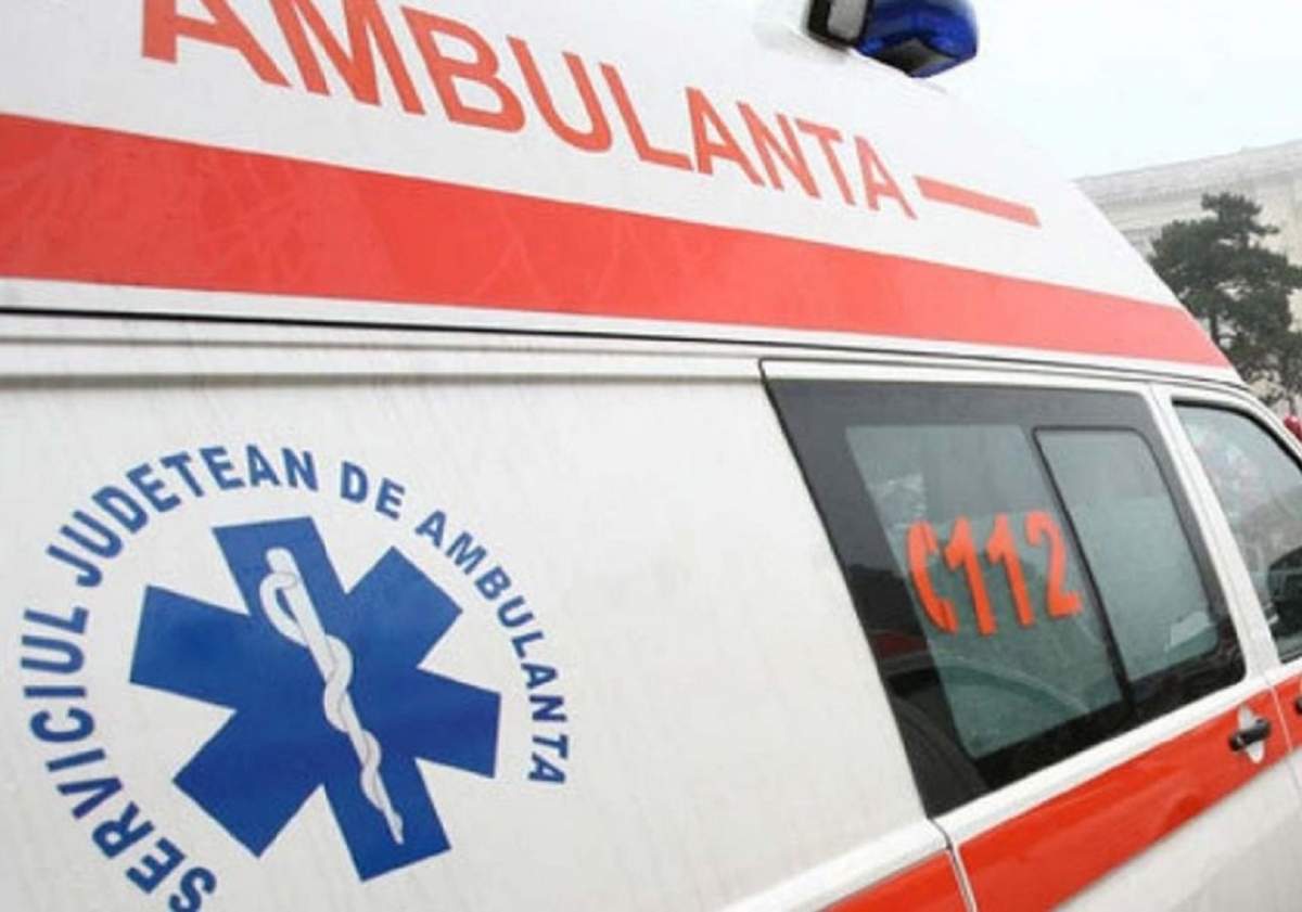 Imagini scandaloase! Asisentă pe ambulanţă, fumează şi bea suc în timpul unei intervenţii