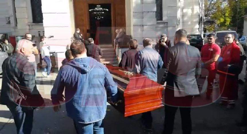 VIDEO PAPARAZZI / Sicriul cu trupul neînsuflețit al lui Leo Iorga a ajuns la biserică. În scurt timp începe slujba de înmormântare!