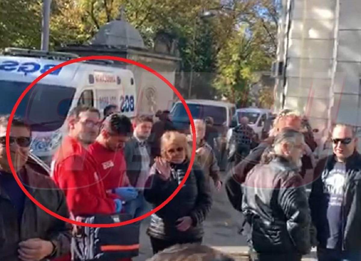 Paramedicii, prezenți la înmormântarea lui Leo Iorga! O ambulanță este parcată la intrarea în biserică / VIDEO PAPARAZZI