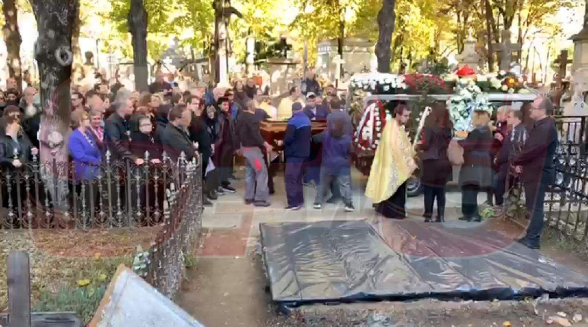 VIDEO PAPARAZZI / Leo Iorga a fost înmormântat. Artistul, aplaudat de zeci de oameni, în Cimitirul Bellu