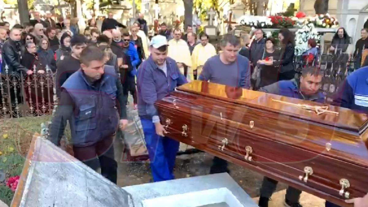 VIDEO PAPARAZZI / Leo Iorga a fost înmormântat. Artistul, aplaudat de zeci de oameni, în Cimitirul Bellu