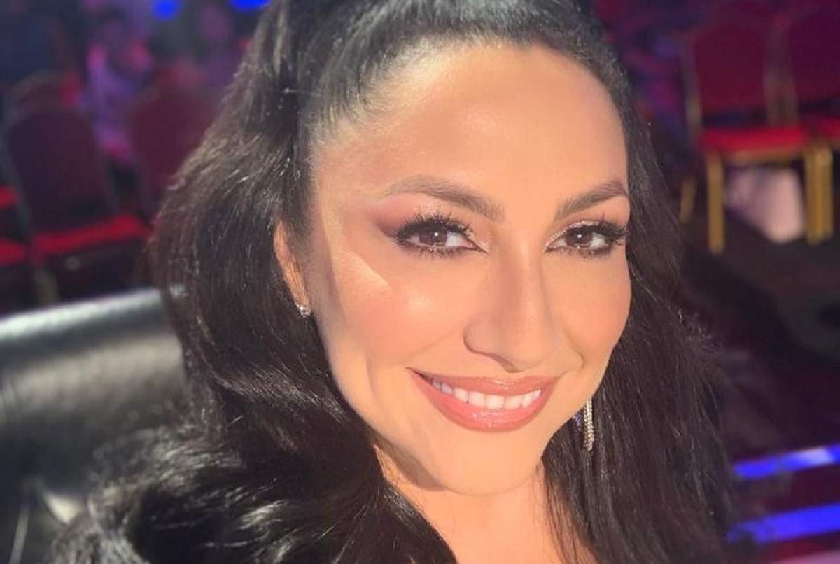 Ochii în decolteu! Andra și-a amețit fanii cu o bluză care i-a „sugrumat” sânii