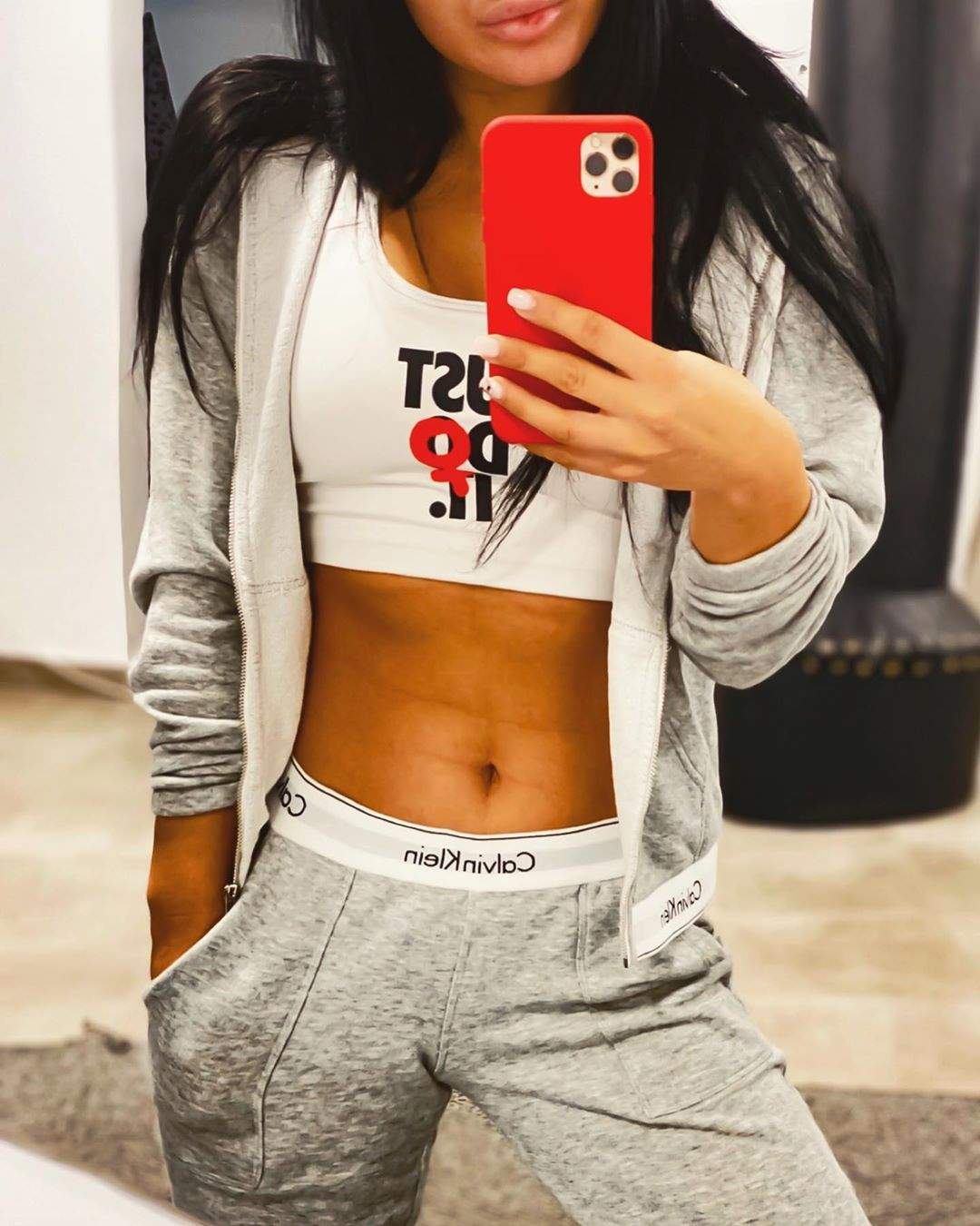 FOTO/ Cât de bine arată Carmen de la Sălciua! Artista are un abdomen cu pătrăţele mai ceva ca adevăraţii sportivi