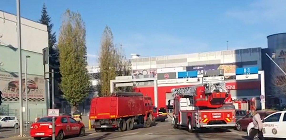 Panică într-un mall din București. Un incendiu puternic a izbucnit, iar persoanele aflate în interior au fost evacuate