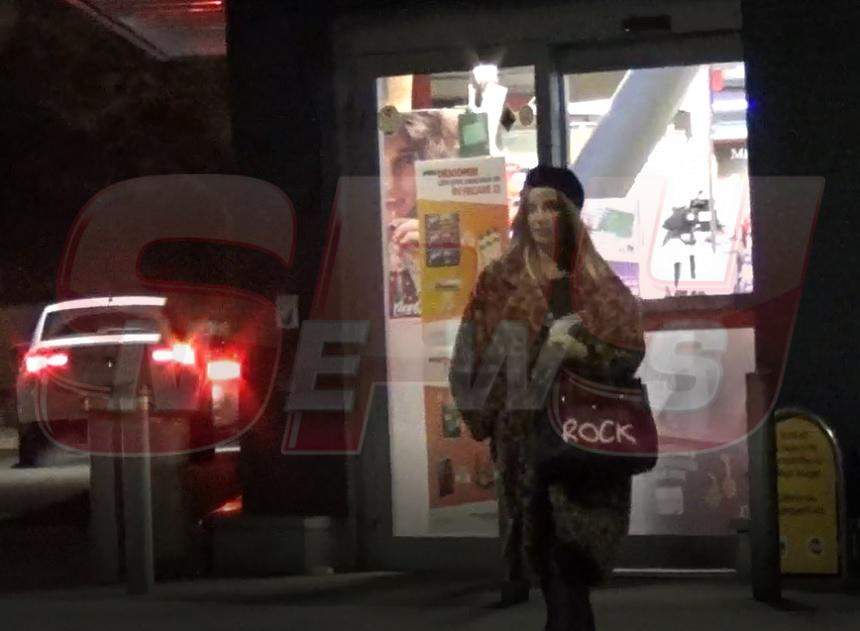 VIDEO PAPARAZZI / Imagini spectaculoase cu Tania Budi la ceas de seară! Iată cum încearcă vedeta să scape de dorul iubitului tinerel