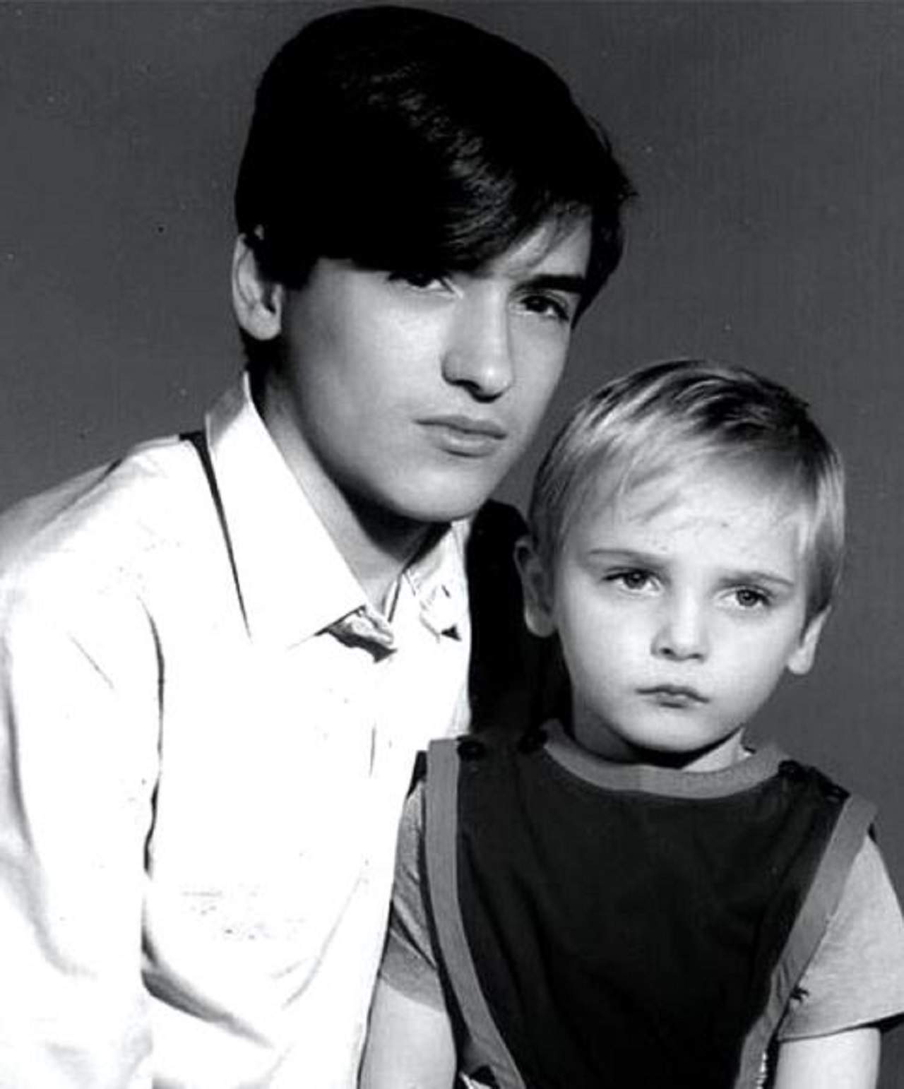 FOTO / Îl recunoşti? Cum arăta Radu Vâlcan în copilărie. Fotografie de colecţie cu vedeta şi fratele său