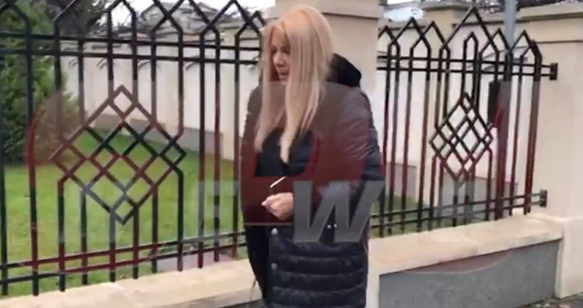 VIDEO PAPARAZZI / Blonda Vivi a ajuns la biserica unde este depus Cornel Galeș. Imaginile durerii, cu femeia care nu l-a uitat