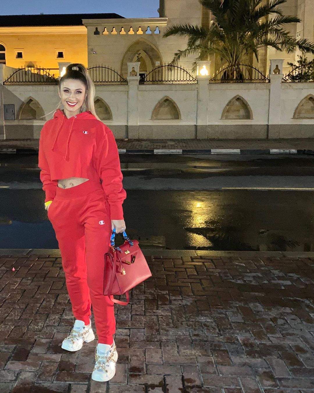 Anamaria Prodan a atras privirile tuturor! Cum s-a afişat vedeta pe străzile din Dubai