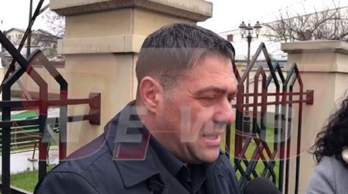 VIDEO / Primii oameni au ajuns la înmormântarea lui Cornel Galeş. Prietenii sunt îngenuncheaţi de durere