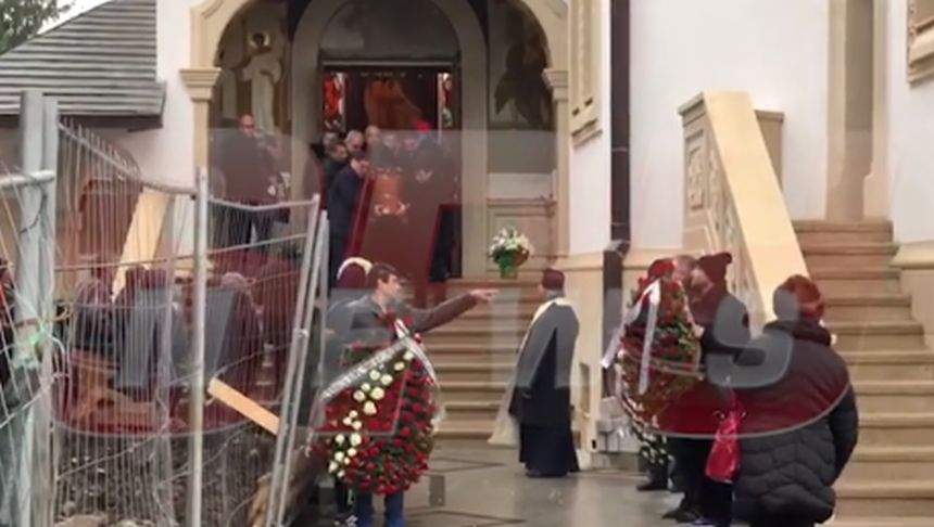 Sicriul lui Cornel Galeş a fost deschis! Imagini dureroase din timpul slujbei de înmormântare / VIDEO