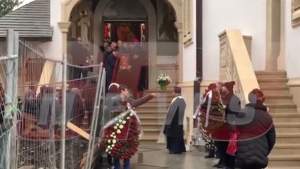 Sicriul lui Cornel Galeş a fost deschis! Imagini dureroase din timpul slujbei de înmormântare / VIDEO