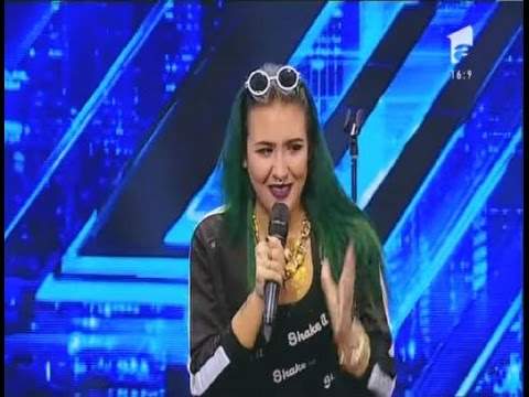 FOTO / Îţi mai aminteşti de "fata cu părul verde" de la X Factor? Şi-a schimbat look-ul şi seamănă izbitor cu Marlyn Monroe