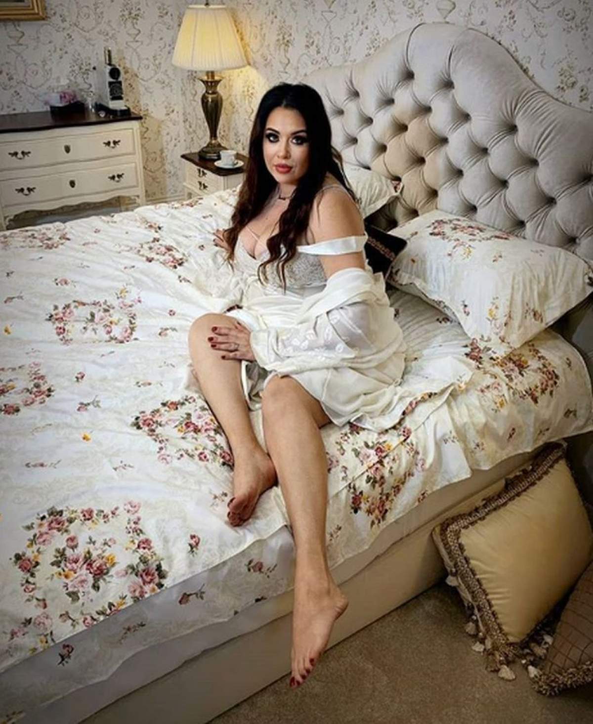 Oana Roman, în pat cu un artist celebru de la noi, la câteva zile după anunţul separării de soţ / FOTO