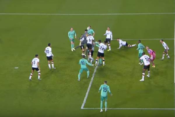VIDEO / Nebunie la meciul Valencia – Real Madrid! Benzema a egalat în minutul 90+5, cu ajutorul portarului Courtois