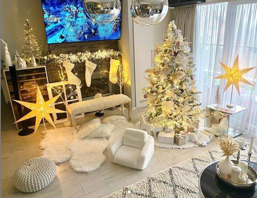 Un artist celebru de la noi şi-a transformat locuinţa în casa lui Moş Crăciun. "Primul nostru brad a stat un an pe balcon"