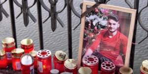 Vasile Burtea, tânărul din Buzău care s-a sinucis, condus mâine pe ultimul drum. Oamenii au făcut un altar cu lumânări sub "podul morții"