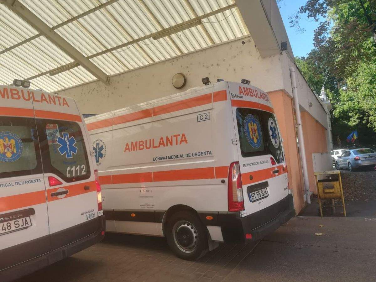 Rupt de beat, un bărbat din Botoșani și-a retezat fața în două, în timp ce tăia lemne cu drujba