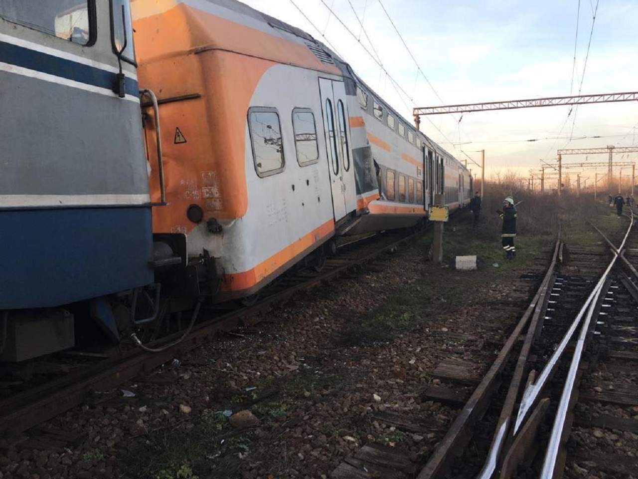 Două trenuri s-au ciocnit puternic la Ploieşti! Imagini de la locul tragediei
