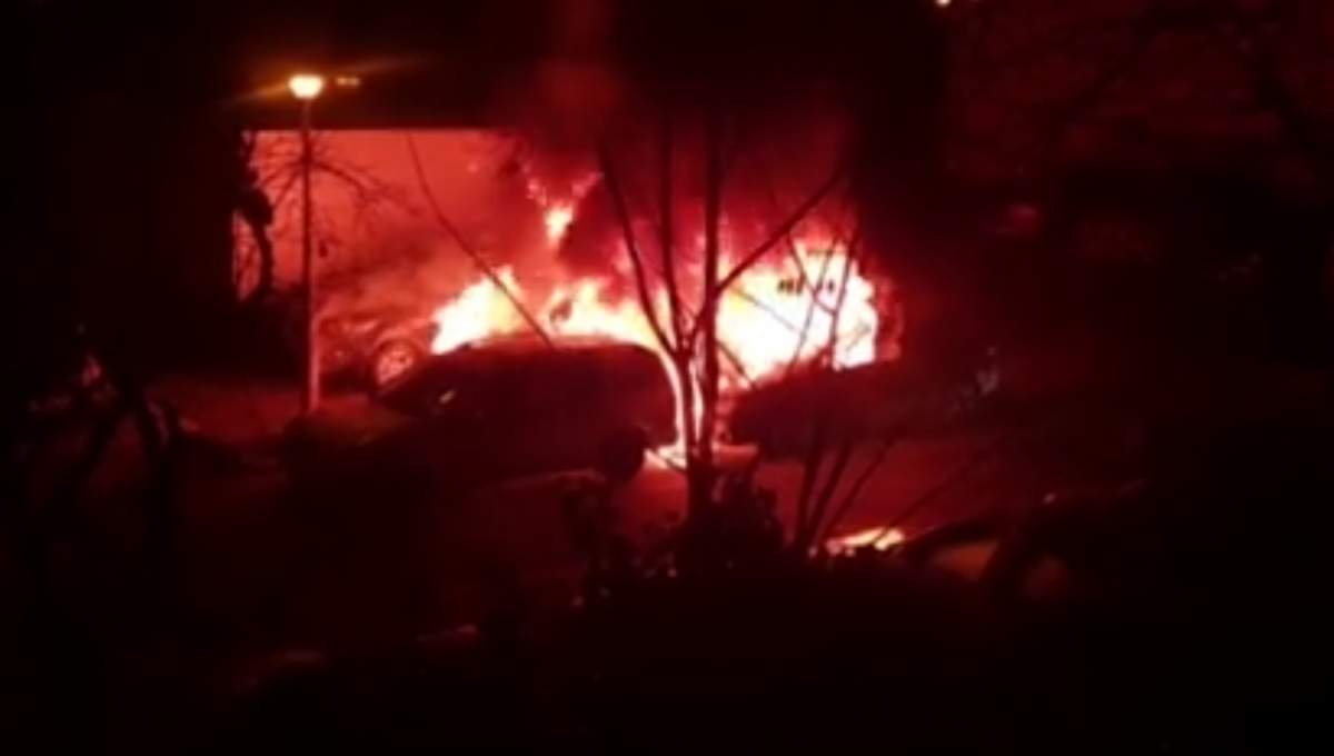 Explozii puternice, în cartierul Titan din București! Trei mașini s-au făcut scrum, într-o parcare. VIDEO