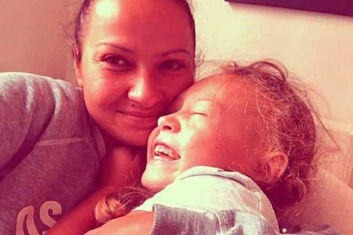 Tânăra mamă și-a pierdut fiica, cu doar câteva zile înainte de Crăciun. Fata de 7 ani i-a murit în brațe
