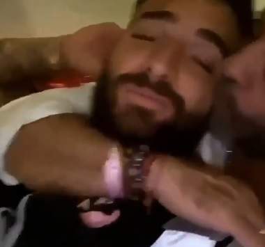 Imaginile care le vor face pe domnișoare să plângă în pumni! Maluma, surprins în timp ce e sărutat de un bărbat. VIDEO