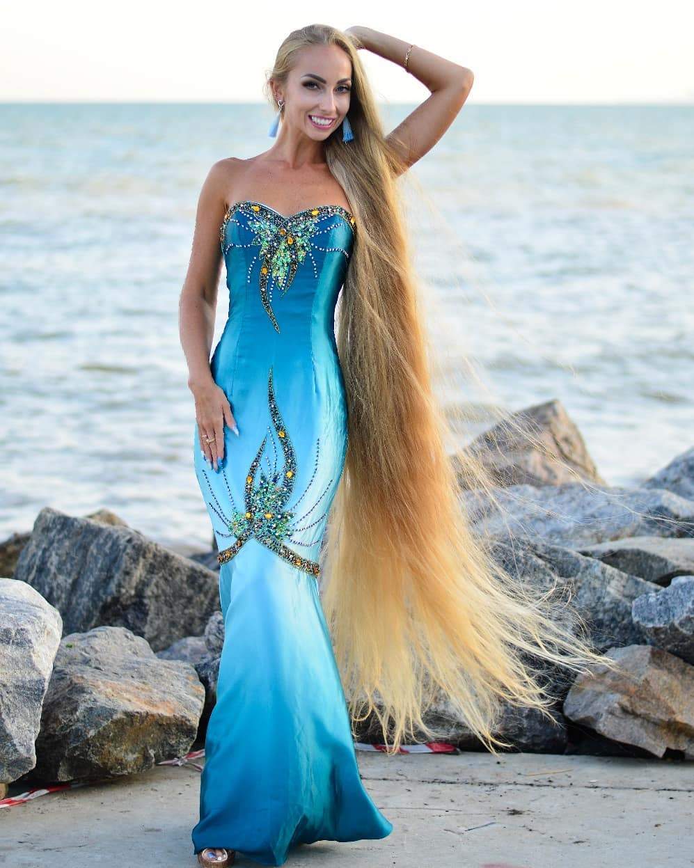 FOTO / Rapunzel există! Are 34 de ani şi are părul de aproape 2 metri lungime