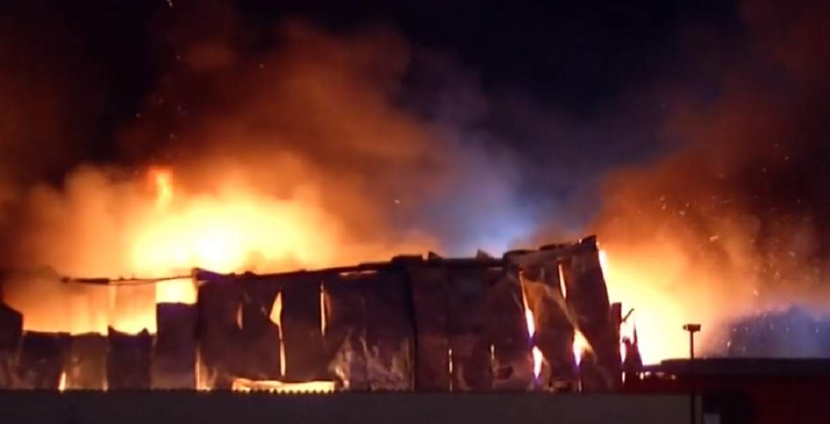 Incendiu devastator lângă Bucureşti. A fost emis un mesaj Ro-Alert: "Degajări mari de fum"