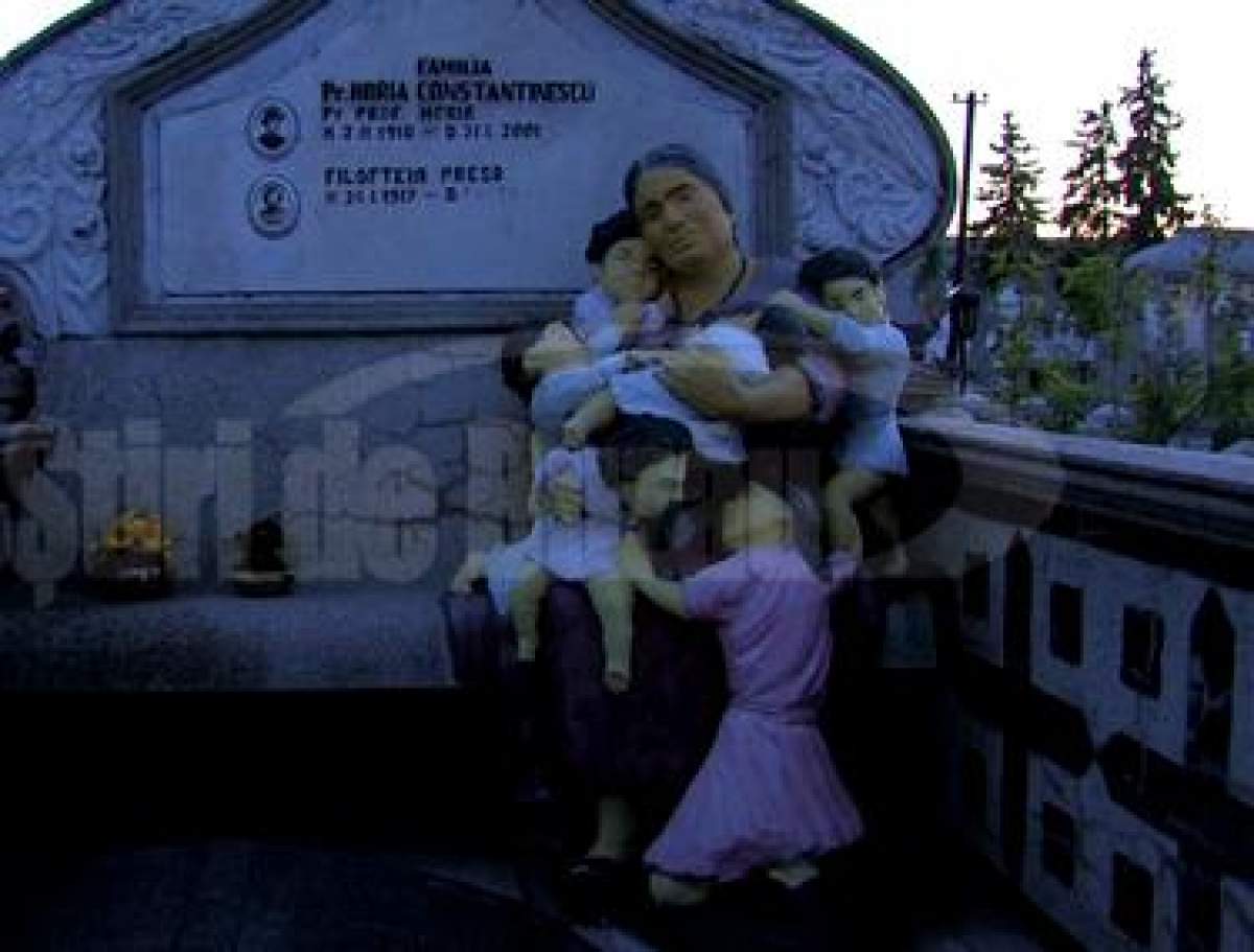 Povestea tulburătoare a unui cimitir din Buzău. Ce se ascunde în spatele statuii cu mama care-și ține copiii în brațe?
