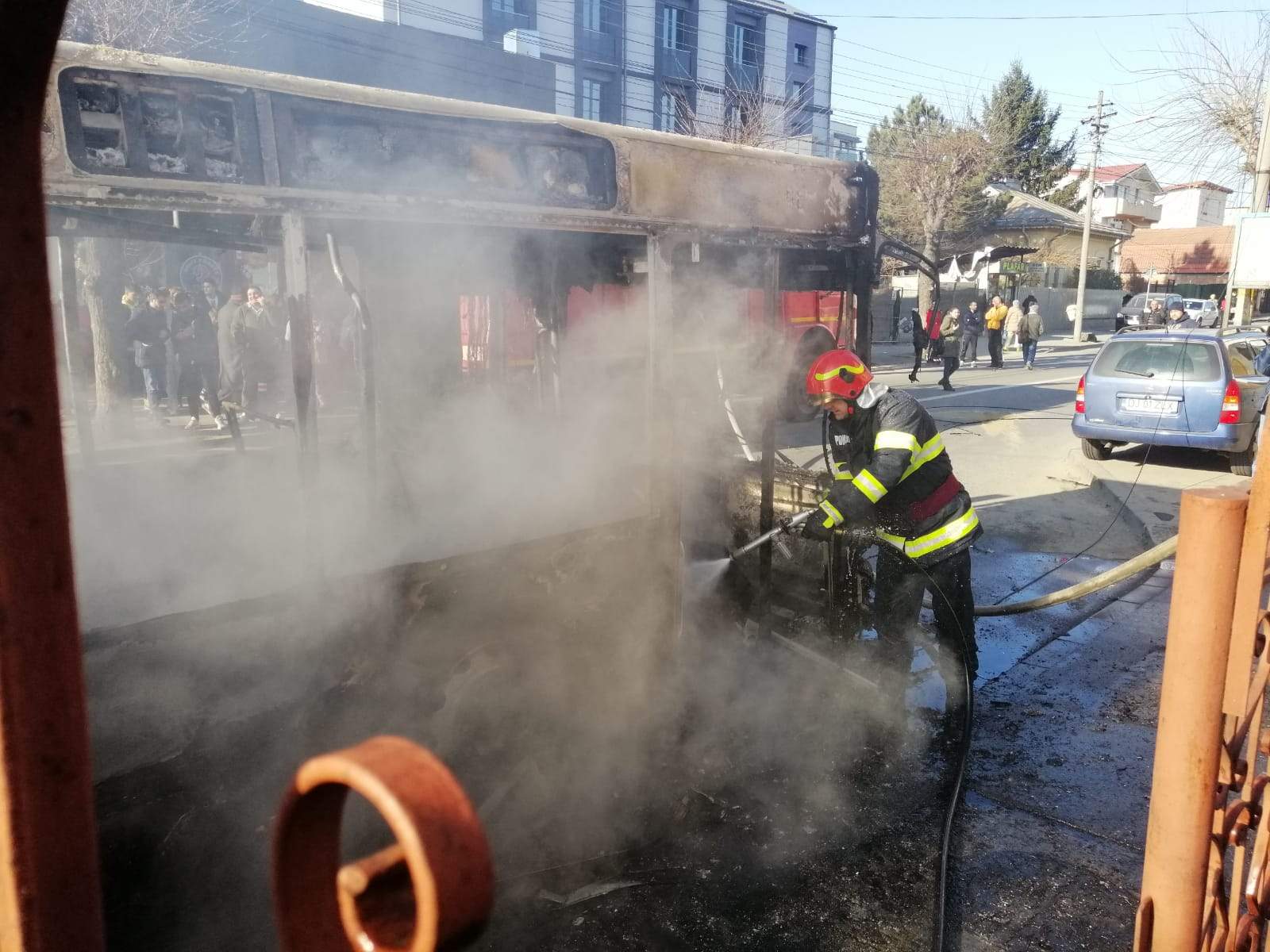 Panică pe o șosea din Craiova. Un autobuz a izbucnit în flăcări, iar focul s-a extins la locuințe