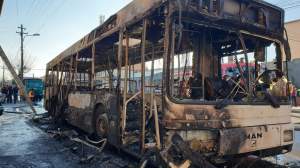 Panică pe o șosea din Craiova. Un autobuz a izbucnit în flăcări, iar focul s-a extins la locuințe