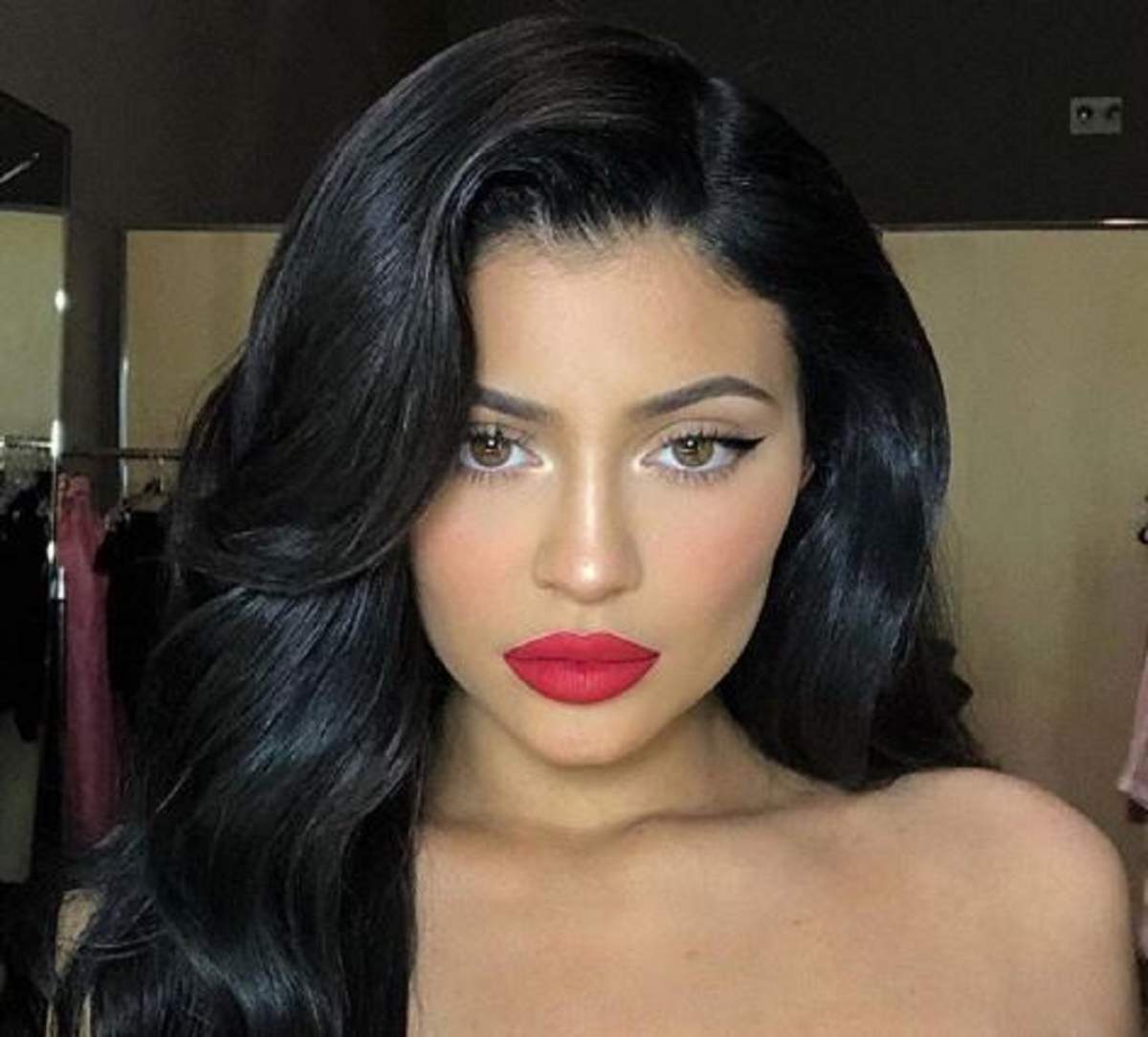 FOTO / Cum arată părul natural al lui Kylie Jenner. Vedeta a renunţat la perucă, iar fanii au fost şocaţi