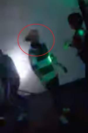 VIDEO / Imagini revoltătoare cu mama copilului dispărut și găsit mort la Pecineaga. Se rupe pe manele, în discotecă, la o lună de la tragedie