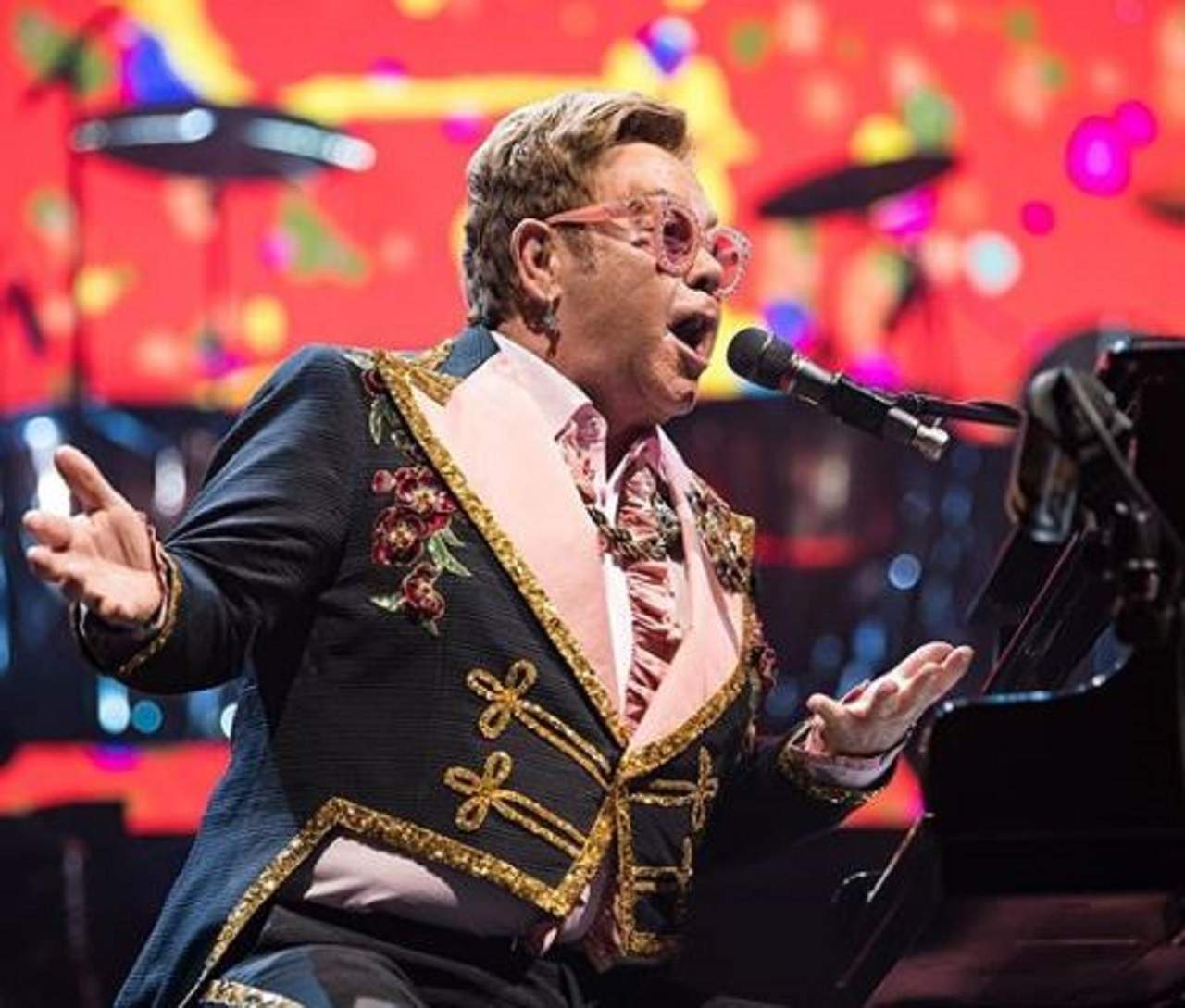 Elton John, criză de nervi uriaşă la aeroport. Ce l-a scos din minţi pe artist