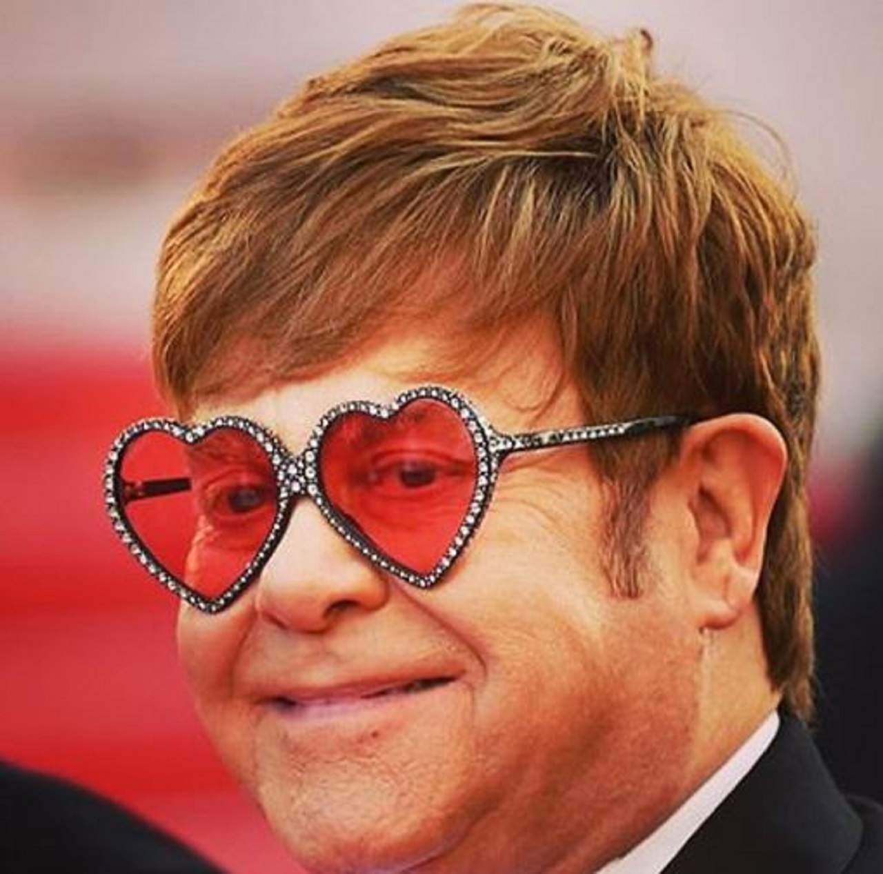 Elton John, criză de nervi uriaşă la aeroport. Ce l-a scos din minţi pe artist