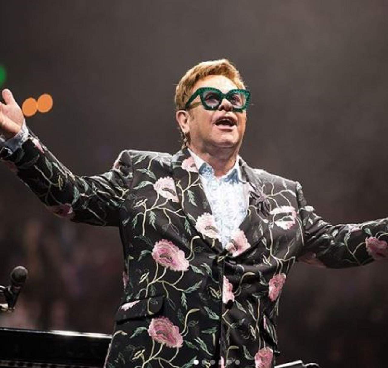 Elton John, criză de nervi uriaşă la aeroport. Ce l-a scos din minţi pe artist