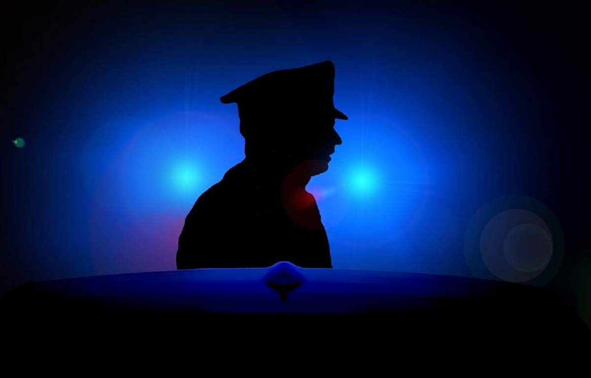 Polițist prins când fura bunuri de lux din casele morților! Bărbatul riscă să ajungă după gratii