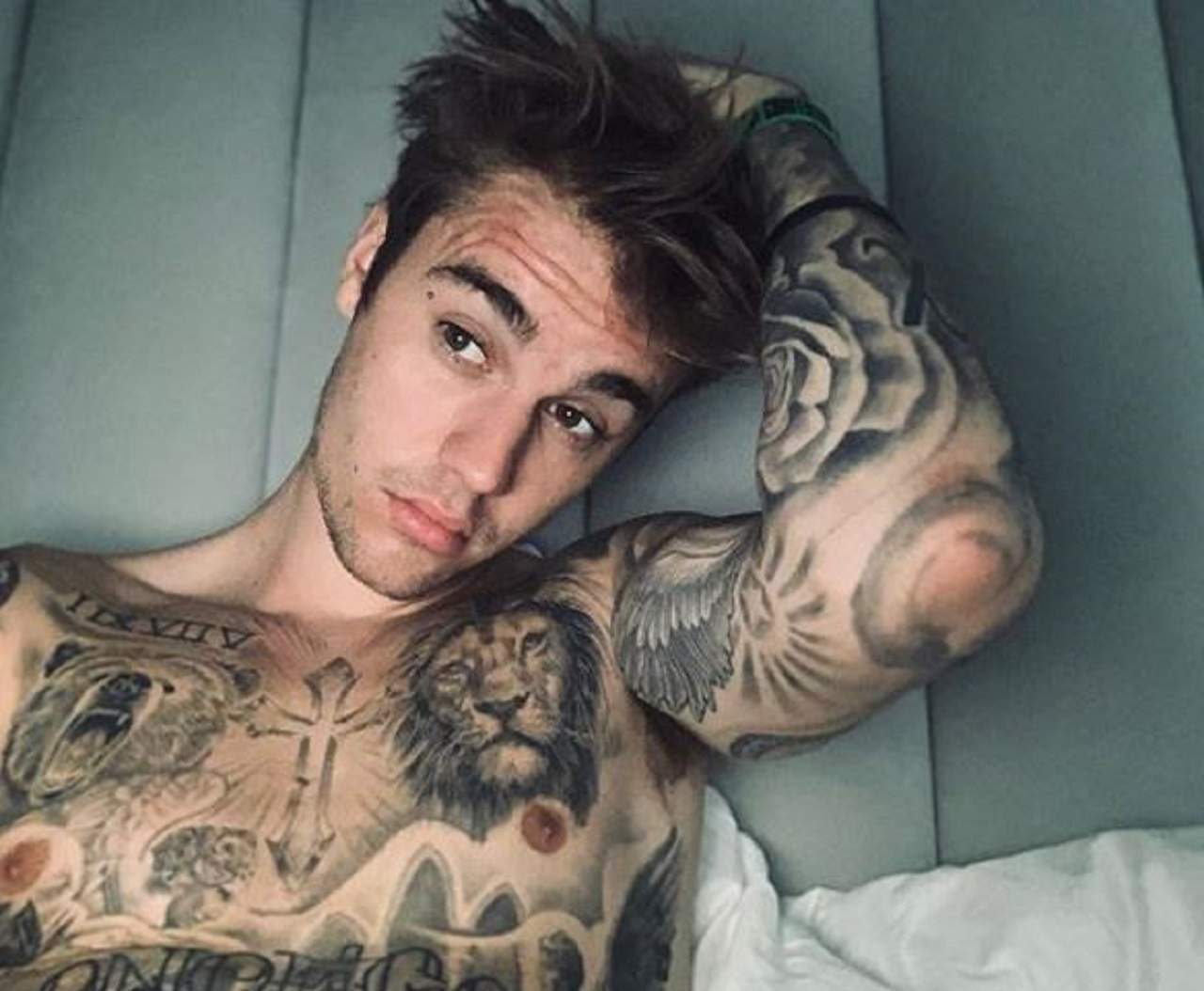 FOTO / Justin Bieber şi-a făcut două tatuaje noi. Fanii cred că sunt un omagiu pentru soţia sa