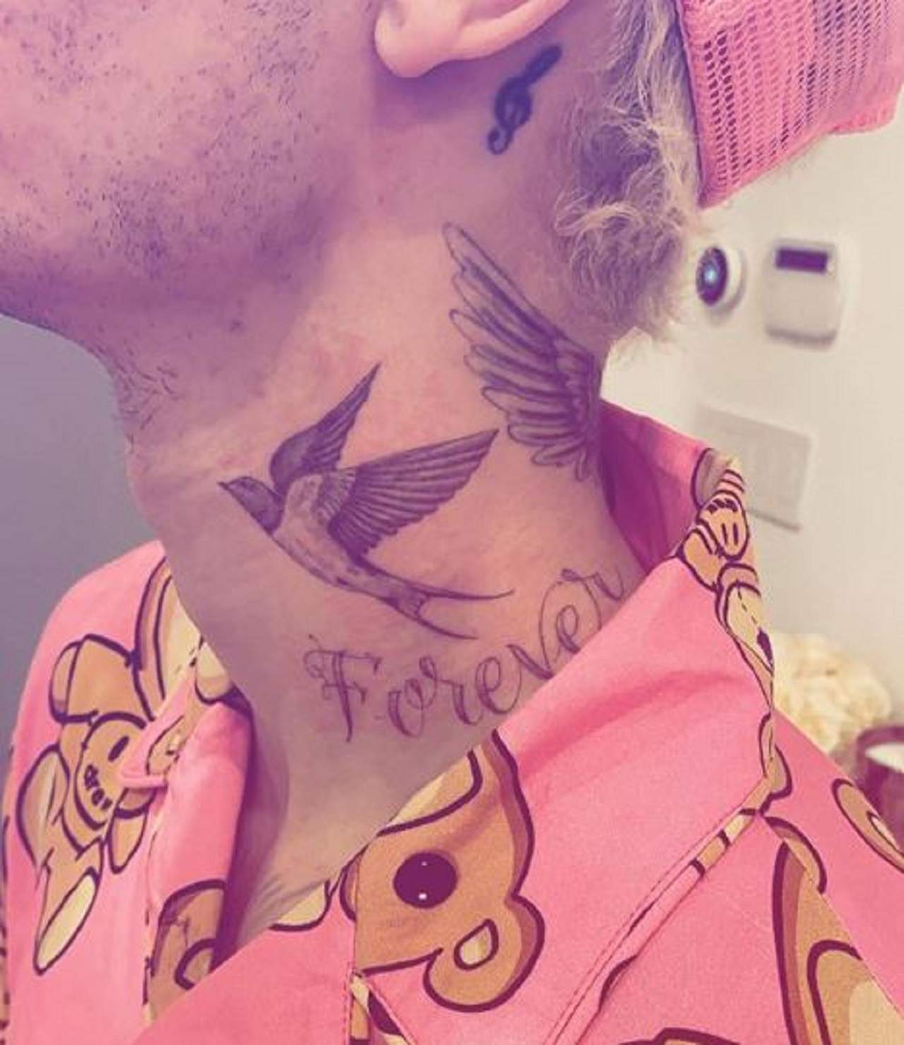 FOTO / Justin Bieber şi-a făcut două tatuaje noi. Fanii cred că sunt un omagiu pentru soţia sa