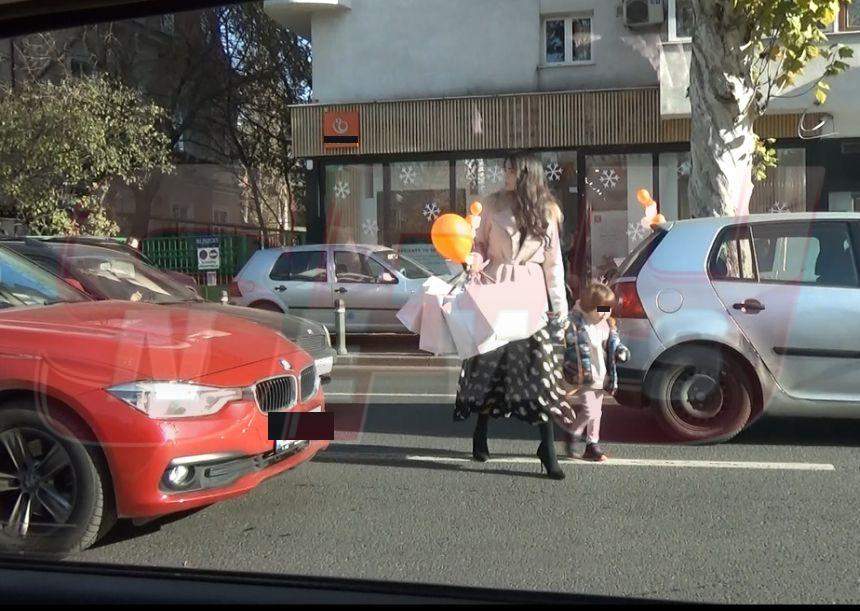 Momente riscante, în trafic. Anca Serea, slalom printre maşini, cu băieţelul de mână / VIDEO PAPARAZZI