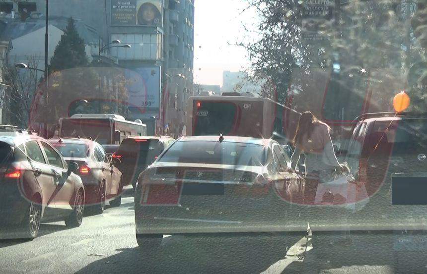 Momente riscante, în trafic. Anca Serea, slalom printre maşini, cu băieţelul de mână / VIDEO PAPARAZZI