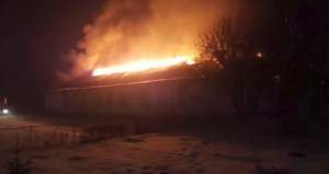 VIDEO / Incendiu violent la o şcoală din Iaşi. Zeci de pompieri s-au luptat cu flăcările