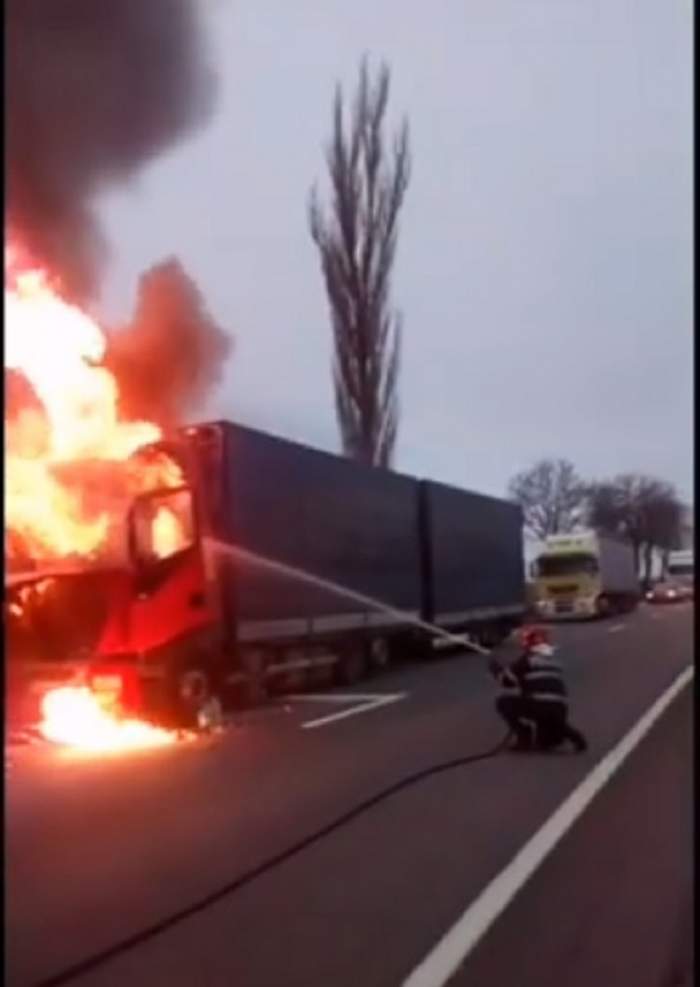 VIDEO / Scene cumplite lângă Balş pentru un şofer de TIR! Are faţa arsă după ce camionul a luat foc în mers
