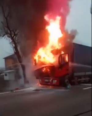 VIDEO / Scene cumplite lângă Balş pentru un şofer de TIR! Are faţa arsă după ce camionul a luat foc în mers
