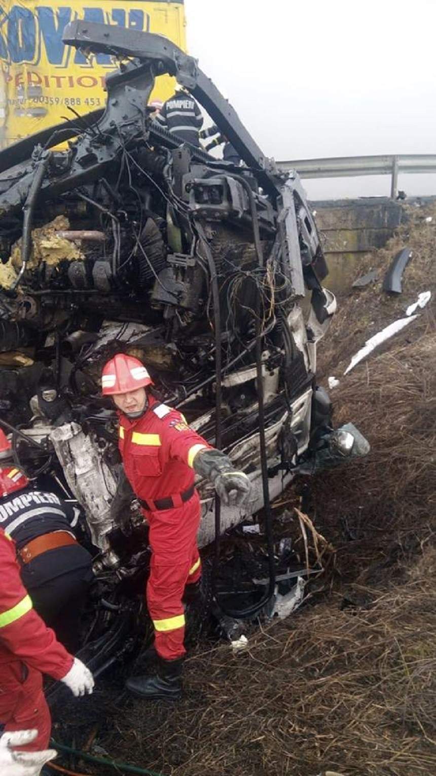 VIDEO / Accident grav în Caraș Severin! Trei TIR-uri s-au ciocnit violent, două dintre ele au luat foc