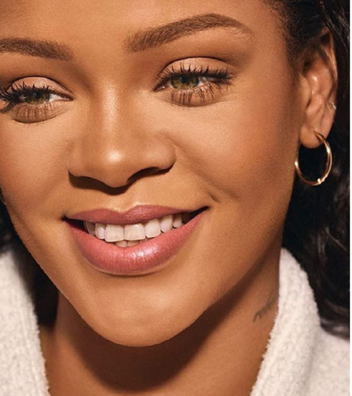 FOTO / Rihanna a făcut o schimbare de imagine de zile mari! A intrat în rândul vedetelor cu fițe